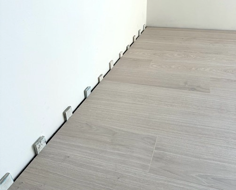 完成後四周留伸縮縫並以矽利康收邊