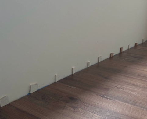 完成後四周留伸縮縫並以矽利康收邊